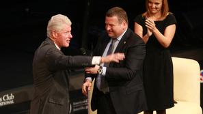 Bill Clinton (levo) in lastnik Diners Cluba Tomaž Lovše, ki je v dvorano Cankarj
