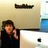 Zagrizeni "twitteraš" Ashton Kutcher v poslovnih prostorih podjetja.