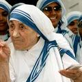 Mati Tereza je svoje življenje posvetila skrbi za uboge na ulicah indijske Kalku