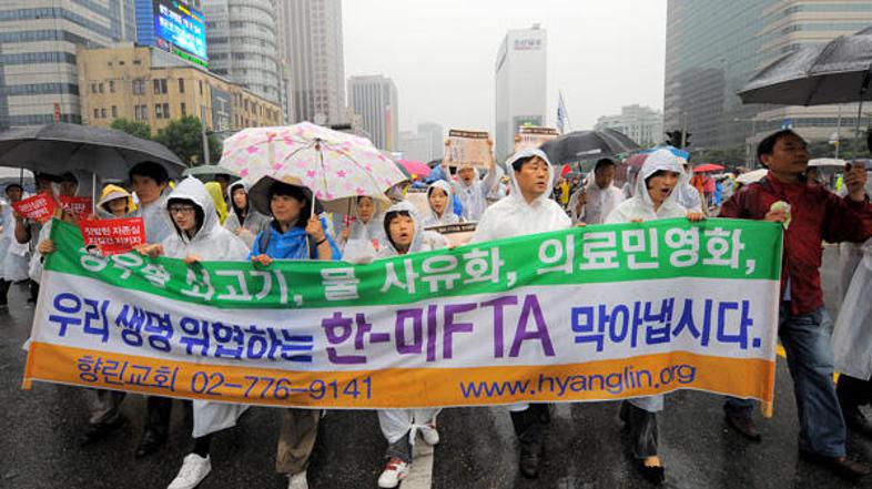 Nasprotniki uvoza govedine opozarjajo na bolezen norih krav.