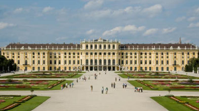 Tudi letos boste lahko pred dvorcem Schönbrunn poleti prisluhnili taktom klasičn