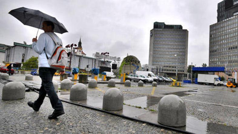 Zaradi zaprtega parkirišča so včeraj nastajali zastoji.