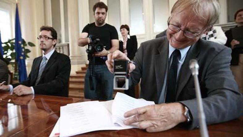 5. julija so sindikalisti podpisali dogovor o dvigu plač v javnem sektorju.