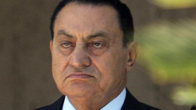 Hosni Mubarak naj bi razmišljal o zdravljenju v zasebni kliniki pri sosedih. (Fo