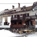 Požar ni povzročil škode na tistem delu hiše, kjer so apartmaji. (Foto: Klemen A