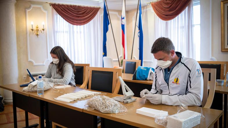 Šivanje mask za koronavirus v Mengšu