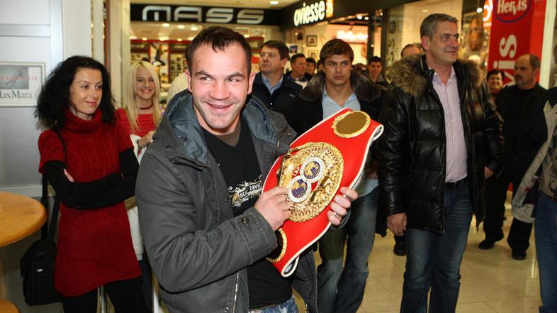 Dejan Zavec bo pas svetovnega prvaka po verziji IBF branil v Ljubljani proti Arg