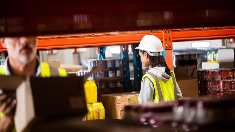 delavec in delavka med škatlami