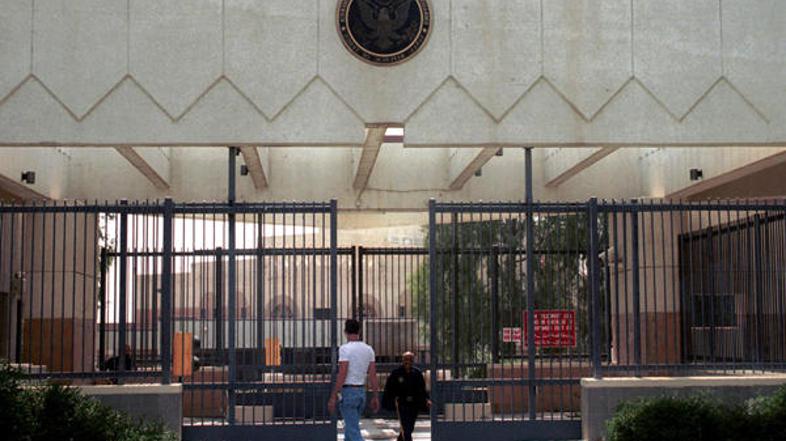 Na spletni strani ambasade navajajo, da so poglavitni razlogi za zaprtje vse pog