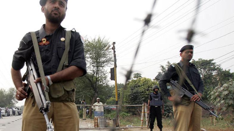 Pakistanska policija straži v ulici pred hišo Benazir Buto, da bi preprečila nad