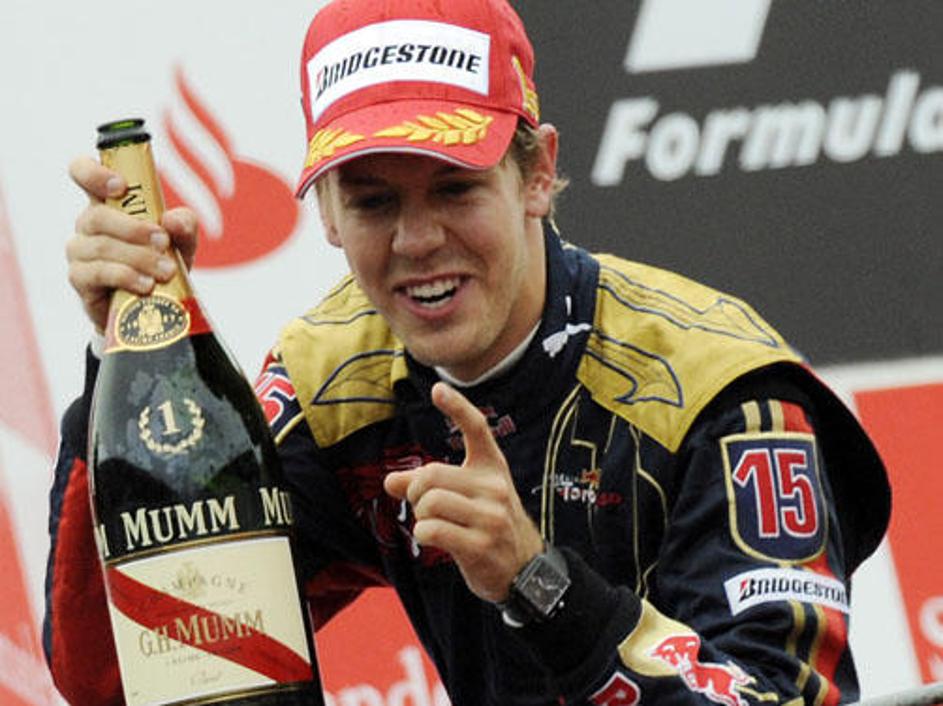 Vettel je sebi in Bikcem privozil prvo zmago.