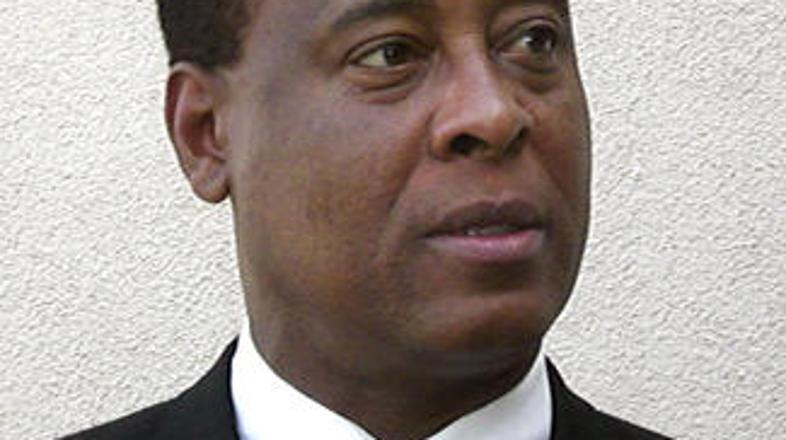 Conrad naj bi si poskušal vzeti življenje.