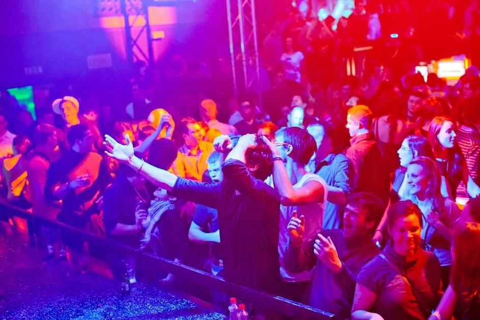 Vroči ritmi zavrteli Cirkus