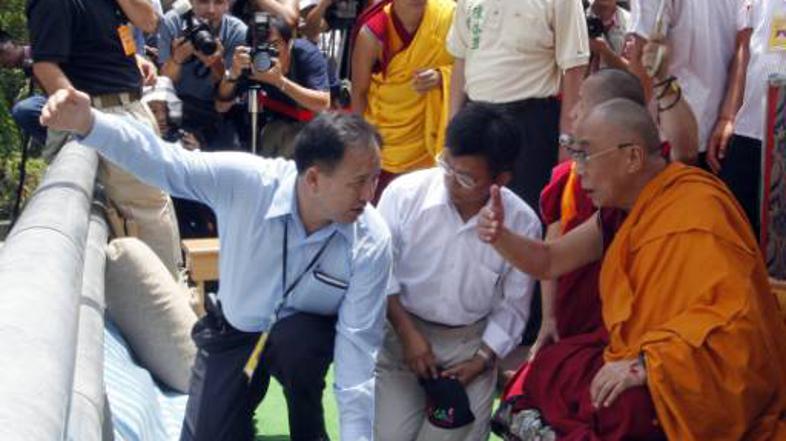 Hsiaolin: Dalajlama nagovarja zbrane vernike pred pričetkom uradne molitve.