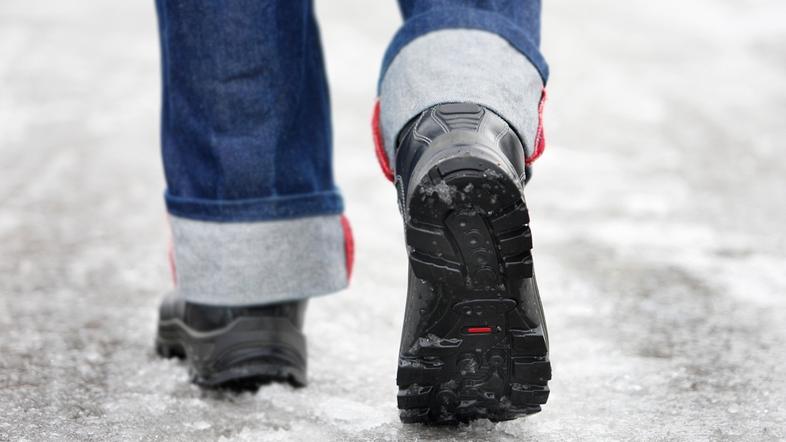 slovenija 15.12.2009, hoja po ledu, pravilna obutev, led, sneg, zima, foto: Bost