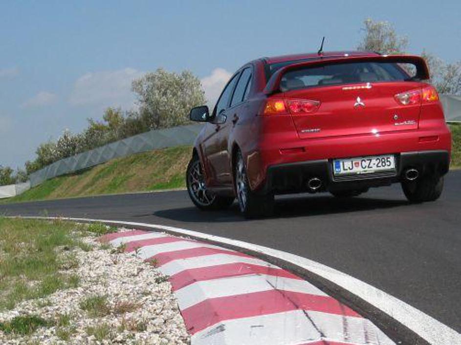 Na pisti se evolution počuti najbolj doma. Ko osvojite nastavitve pogona, menjal