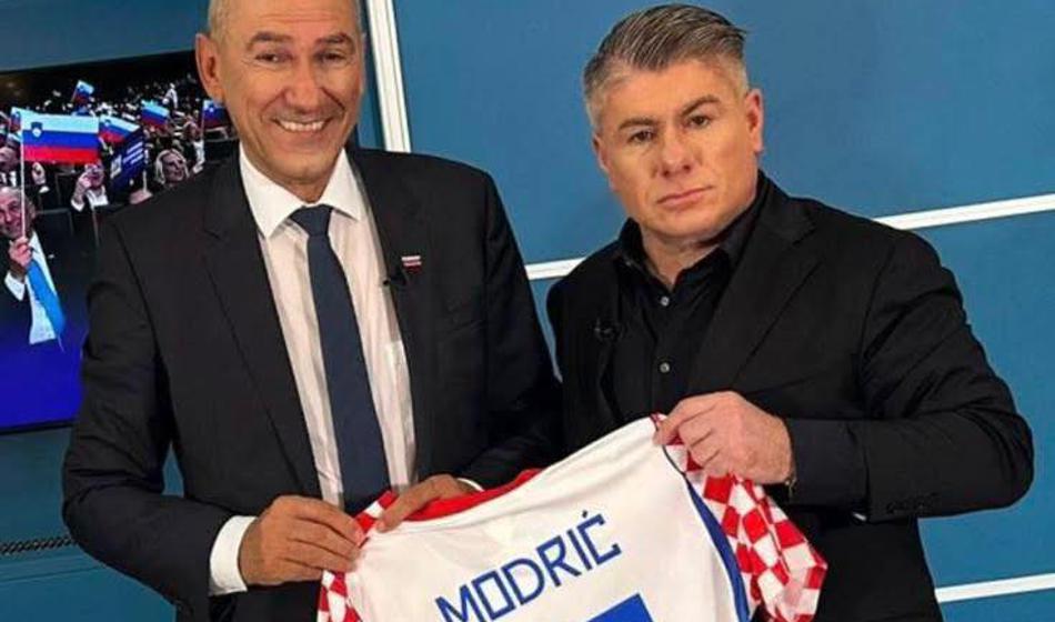 Janša poziral z Modrićevim dresom in se Thompsonu zahvalil za podporo