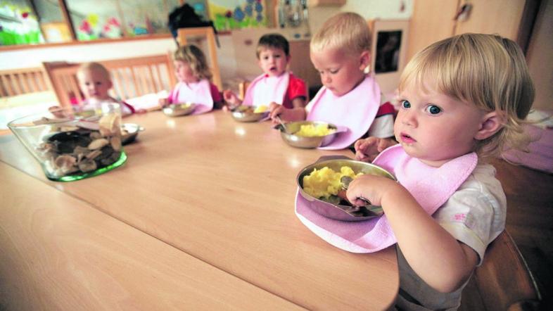 Otroci v vrtcu pri jedi