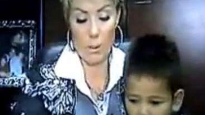 Lepa Brena s posvojencem Johnnyjem s Filipinov.  (Foto: youtube)