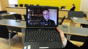Televizijski intervju s škofom so si ogledali prek računalnika. (Foto: EPA)