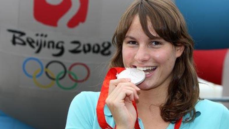 Sara Isaković je v Pekingu osvojila prvo plavalno olimpijsko kolajno za Slovenij