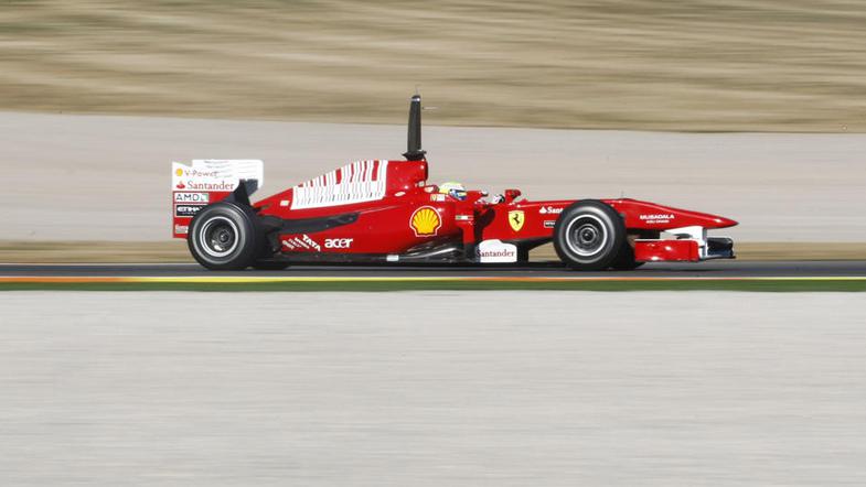 Dirkač Ferrarija Felipe Massa nad novinci ni navdušen. (Foto: Reuters)