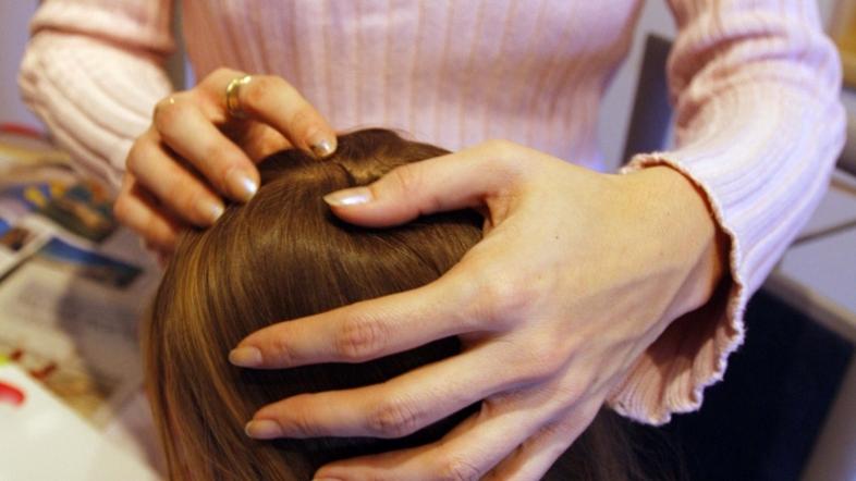 stajerska17.12.08...usi...pregledovanje...deklica...lasje...foto: gregor katic