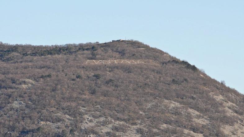 Napis Vstaja, Naš Tito, Sabotin