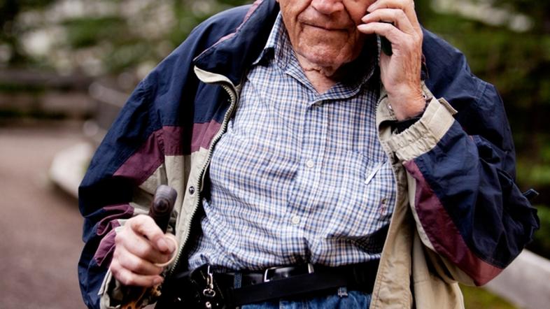 Telefoniranje ni najbolj varno početje niti med hojo. (Foto: Shutterstock)