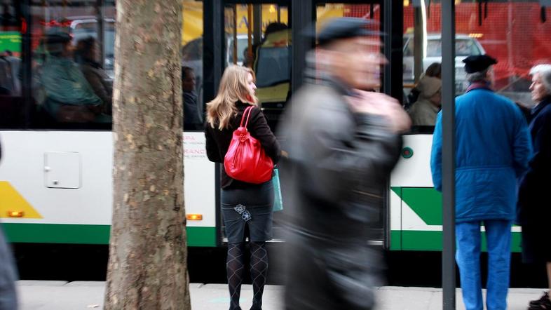 Na prikazovalnikih bodo potniki videli, kdaj bo pripeljal mestni avtobus. (Foto: