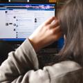 Mlada punca pred ekranom z odprtim facebookom