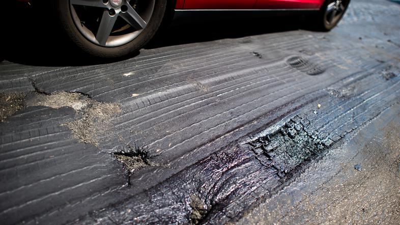 Asfalt in vročina kolesnice poskodbe