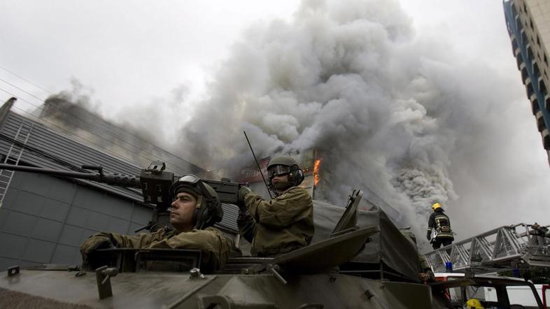 Vojaki se na ulicah bojujejo s tatovi, ki ropajo trgovine. (Foto: EPA)