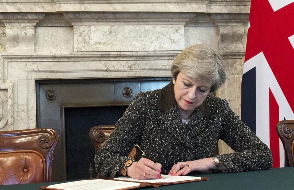 Theresa May podpisuje pismo o Brexitu | Avtor: EPA