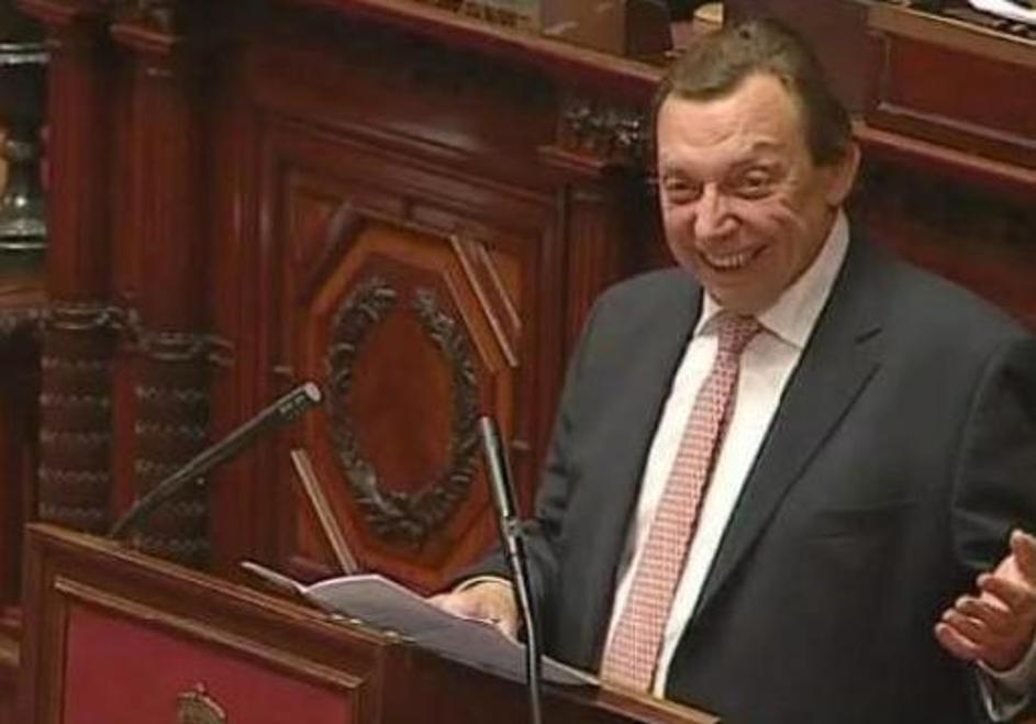 Belgijski minister Michel Daerden je poznan po tem, da pogosto pogleda preglobok