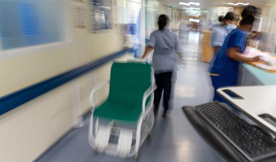 Mariborska medicinska sestra se ga ni želela dotakniti, ker ima HIV