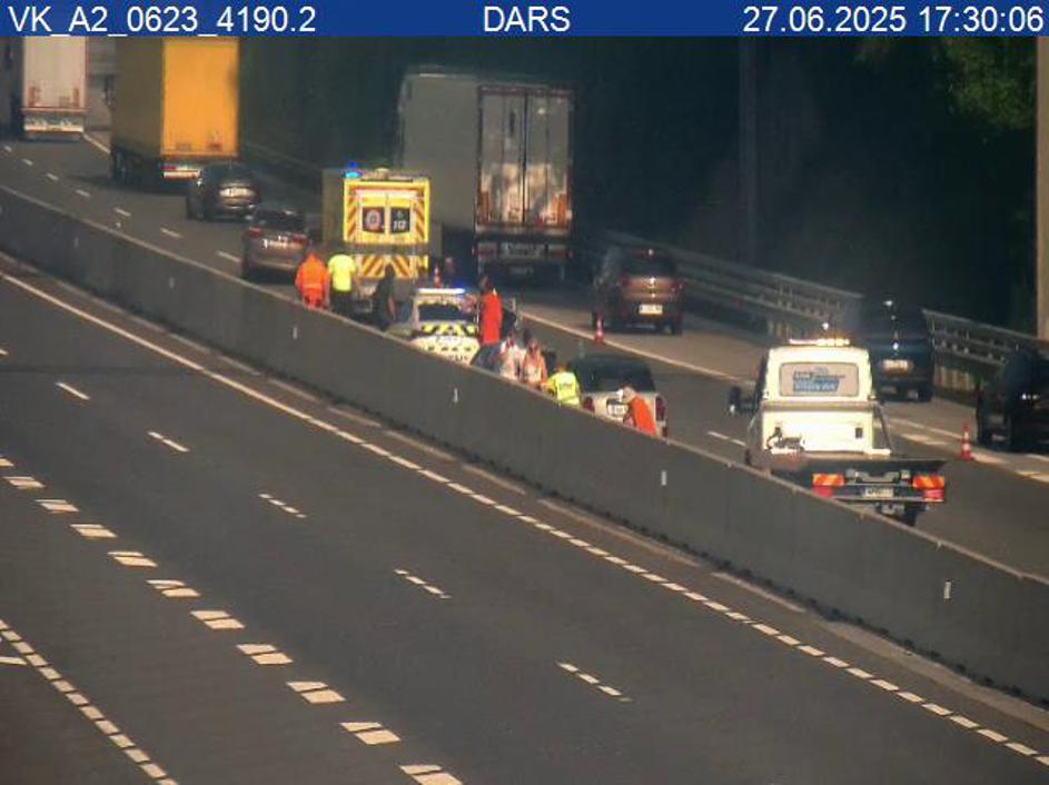 Prometna nesreča in zastoj na dolenjski avtocesti