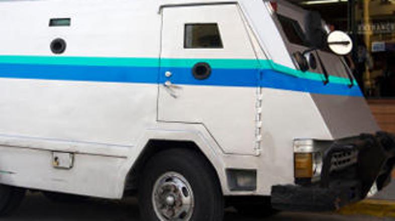 Voznik blindiranega vozila, ki je last varnostnega podjetja Brinks, sploh ni opa