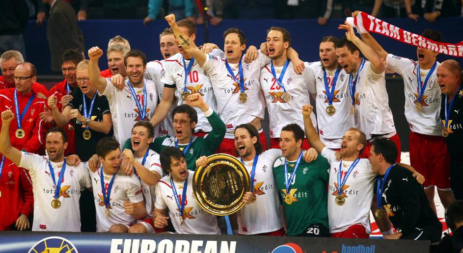 Christiansen pokal krožnik slavje Srbija Danska finale EP v rokometu Beograd Are