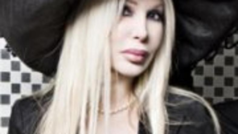 Ivana je v Sloveniji predvsem znana kot nekdanje dekle Jana Plestenjaka. Zvezo z