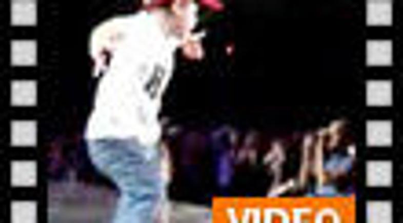 Mali Cruz je pognal občinstvo na noge in obnorel bliskavice fotoaparatov.