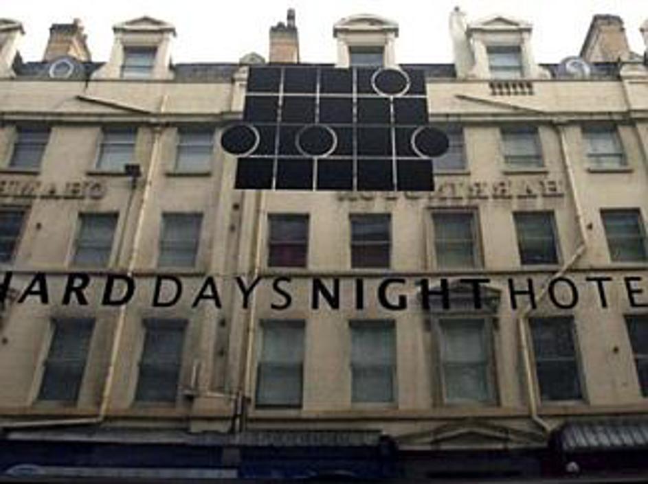 Hard Days Night Hotel je bil prvi konec tedna po odprtju poln očaranih oboževalc