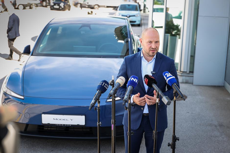 minister za infrastrukturo in energetiko Jernej Vrtovec na obisku Tesla Center Ljubljana | Avtor: Saša Despot