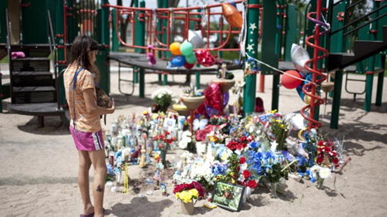 Meščani na otroško igrišče, na katerem je bil triletni Tyruss umorjen, vsak dan 