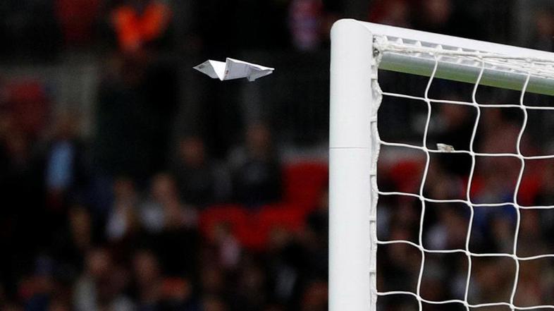 papirnato letalo Wembley