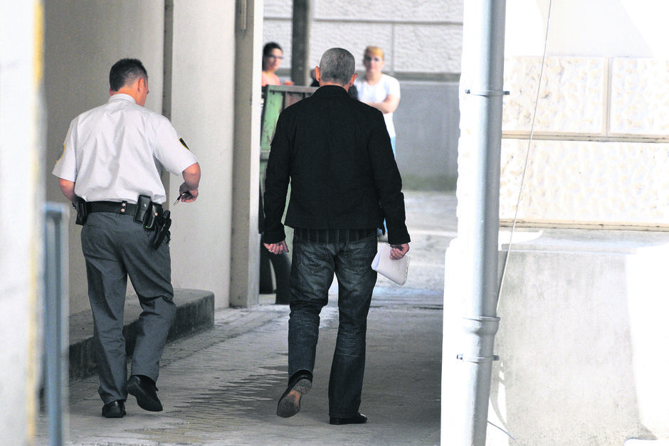 Davida Bukovca je na obravnavo privedel paznik iz zapora na Dobu, kjer prestaja | Avtor: Žurnal24 main
