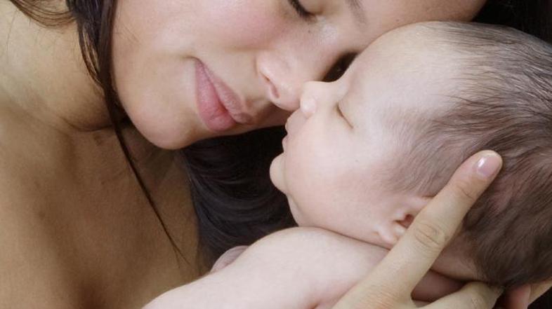 Novorojenčki lahko spijo tudi do 18 ur dnevno, a le v krajših intervalih.