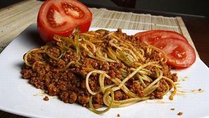Špageti bolognese so hvaležna jed za pripravo in za na krožnik.