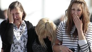 Sorodniki upajo, da bodo lahko pokopali svoje najdražje. (Foto: Reuters)