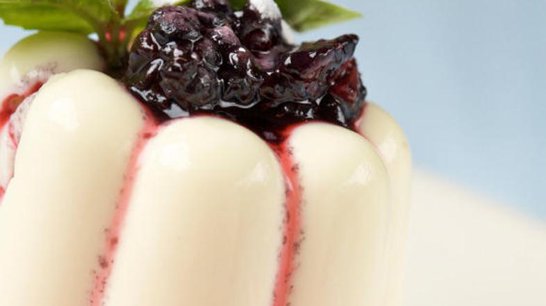 Panno cotto prelijte z najljubšim jagodičevjem.